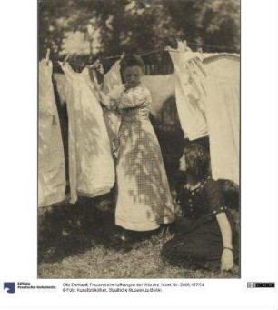 Frauen beim Aufhängen der Wäsche