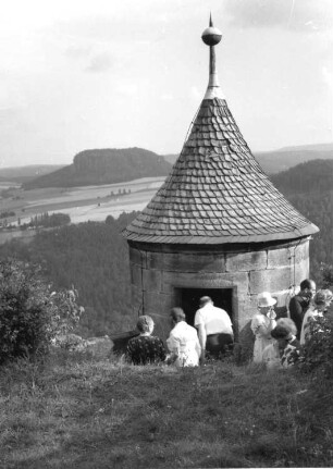 Königstein (Sächsische Schweiz). Festung. Wachturm. Blick gegen Pfaffenstein