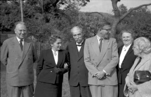 Günsbach: Gruppe; Oberbürgermeister Rey (Colmar), Frau Schempp, Schweitzer, Schempp, Frau Mathilde, Mami [wohl Mutter von Willy Pragher]