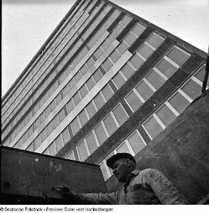 Haus der Presse (Blick von oben, Baustelle, Innenansichten Kantine?, Büro?, mit Skulpturen, mit Transparent, Richtfest)