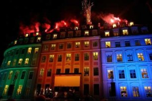 Dresden-Altstadt, Neumarkt 1-3. QF Hotel mit Weigelschem Haus sowie Wohn- und Geschäftshaus. Ansicht zur Einweihungsfeier mit Feuerwerk und grün, rot und blau angestrahlt