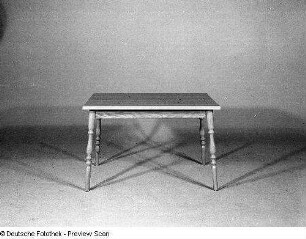 Eßtisch (Modell T 271)