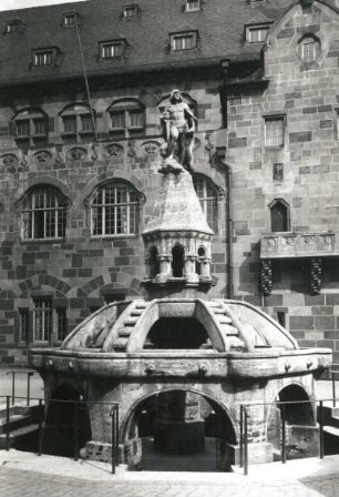 Worms, Siegfried-Brunnen : Worms. Siegfried-Brunnen (Adolf von Hildebrand, Stein), vor dem Cornelianum
