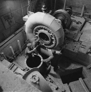 Baustelle Talsperre Pöhl (Trieb). Turbinenhalle. Montage einer Turbine