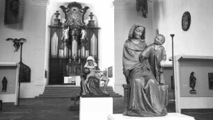 Freiburg: Augustinermuseum, Muttergottes mit Kind, Münsterskulptur Endingen, Hintergrund Orgel und Chor