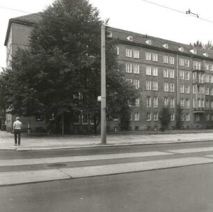 Dresden-Südvorstadt, Juri-Gagarin-Straße (Fritz-Löffler-Straße) 18/16. Studentenwohnheim der TU Dresden (1953-1955; W. Rauda). Straßenansicht (Teilansicht)