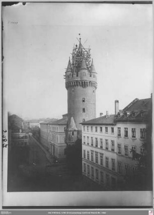 Eschenheimer Turm, Gerüst an der Turmspitze, und Bleichstraße von Westen