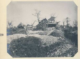Foto von Häusern am Westrand von Ovillers(-la-Boisselle) mit Laufgraben davor