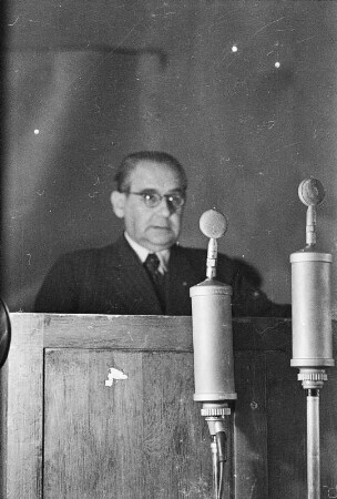 Dresden. Professor Dr. Kastner (LDPD) spricht zum Volksentscheid für die Enteignung der Großgrundbesitzer, der Kriegs- und Naziverbrecher, 1946