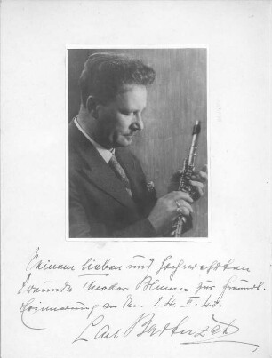 Porträt Carl Bartuzak (Flötist). Reproduktion einer Fotografie (Abzug auf Karton mit Widmung an Theodor Blumer), vor 1946