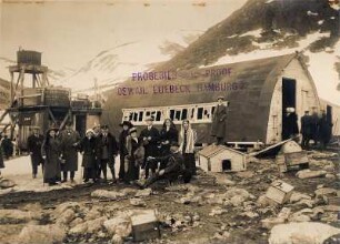 Spitzbergen. Smerenbergbucht. Touristen vor der Wellmannhütte