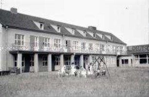 Außenbereich des Kindergartens des VEB Leuna-Werke "Walter Ulbricht"