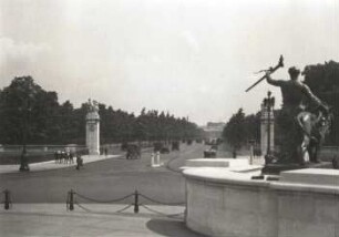 London. Blick vom Queen Victoria Memorial vor dem Buckingham Palace auf "The Mall"