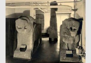 Magazinraum des Vorderasiatischen Museums im Kaiser-Friedrich-Museum, zwei Torlöwen aus dem Sendschirli-Saal