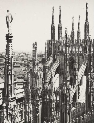 Mailand. Italien. Auf dem begehbaren Dach des Mailänder Doms, erbaut von 1386 bis 1813 im gotischen bzw. barocken-neugotischen Stil. Zu sehen sind die Fialen mit Skulpturen