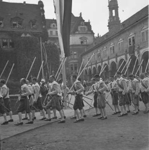 Turnierspiele 1936 : Dresden, Stallhof, Turnierspiele. Fechtspiele der Zunft der Messerschmiede, Aufzug zum Stabfechten