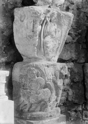 Kapitell aus dem Kirchenschiff von Saint-Germain-des-Prés: Samson und der Löwe