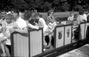 Dresden-Altstadt, Großer Garten. Offener Personenwagen der Pioniereisenbahn Dresden mit Fahrgästen