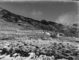 Berglandschaft : Blick über eine winterliche, von Erosion geformte Landschaft