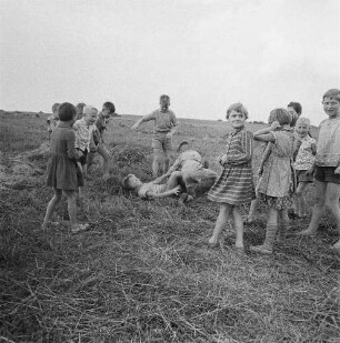 Wessin - ein Dorf in Mecklenburg. Schulkinder auf einem Feld