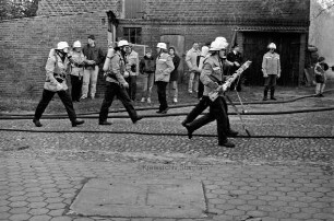 Feuerwehr: Feuerwehrleute üben einen Rettungseinsatz
