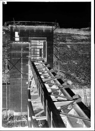 Staustufe Gerlachshausen-Volkach, Umgehungskanal. Hochwassersperrtor vom östlichen Torpfeiler aufgenommen.