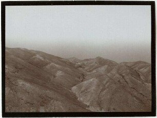 Blick am Kamm des muntar [el muntar] nach N abfallende Schichten des muntar