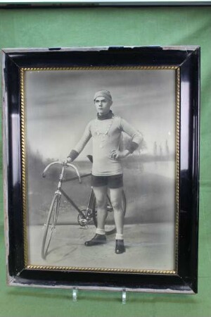 Portrait eines jungen Radsportlers mit Stukenbrok-Fahrrad und Siegmedaille