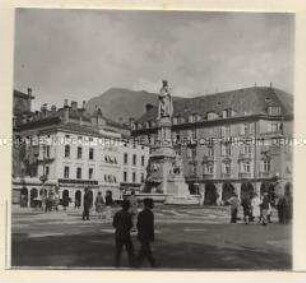 Bozen, Marktplatz mit Denkmal Walther von der Vogelweide