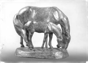 Weidende Stute mit Fohlen. Bronze; H. 27,5 cm (vor 1945; E. Richter). Dresden-Striesen, Borsbergstraße 11, Atelier der Bildhauerin