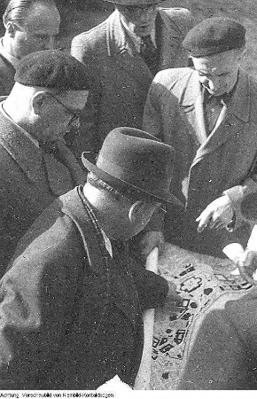Dresden. Dr. Lothar Bolz (Jurist, 1949-1953 Minister für Aufbau, Vorsitzender der Nationaldemokratische Partei Deutschlands (NDPD)) informiert sich über den Wiederaufbau der Stadt, 1950