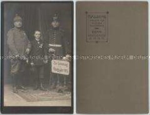 Kommunionkind mit Vater und Bruder in Uniform