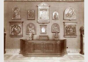 Aufstellung der Gemäldegalerie und der Skulpturensammlung im Kaiser-Friedrich-Museum, Raum 25, Italienische Bildwerke des 15. Jh.