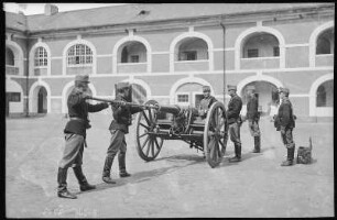 Theresienstadt. Exerzieren beim einzelnen Geschütz. Ausladen