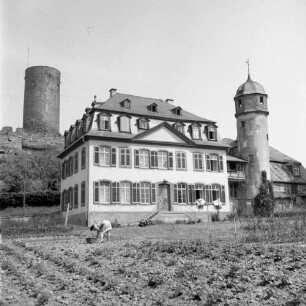 Münzenberg, Hattsteiner Hof 13/15. Hattsteiner Hof (ehem. Solms-Laubacher Burgmannenhof). Herrenhaus (M. 18. Jh.) und Treppenturm (16. Jh.). Blick gegen Bergfried