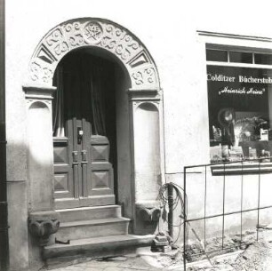 Colditz, Töpfergasse 21. Wohnhaus mit Laden (1614). Sitznischenportal