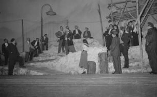 Szenenbilder aus der Oper "Der Bajazzo" von Ruggero Leoncavallo an der Deutschen Staatsoper Berlin : Szene mit Helge Roswaenge als Bajazzo (Mitte)