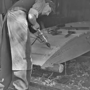 Die Handwerkliche Kunst des Kahnbaues in Kaupen bei Lübbenau. : Rjemjeslniske wuměłstwo čołmotwarstwa na Kupach pola Lubnjowa.