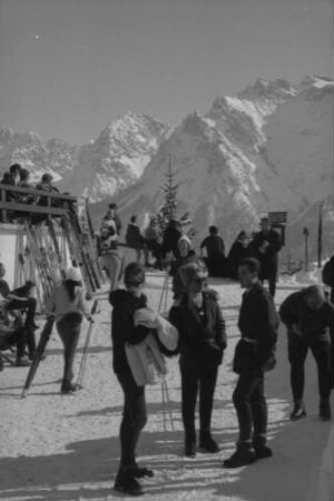 Mittenwald: Sportler und Sonnenanbeter, Hintergrund Karwendel, St. Anton-Haus