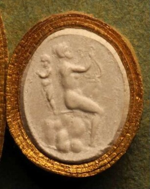 Sitzende Muse mit einer Leier, dahinter eine flötespielende Figur (Daktyliothek, Erstes Mythologisches Tausend)