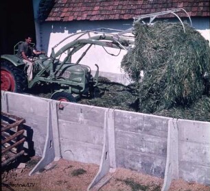 Fotografie: Ein- und Auslagerungstechnik, Flachsilo, Grassilage, Frontlader, Verteiltechnik