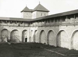 Dragomirna, Rumänien. Kloster Dragomirna (1609). Mauern mit Wehrgang und Eckturm, Hofansicht