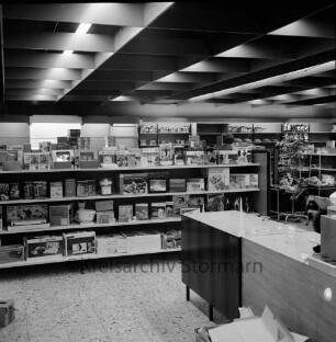 Käselau: Kaufhaus: Bahnhofstraße: vor Eröffnung am 23. November 1972: Innenansicht: Regale in Haushaltswaren-Abteilung