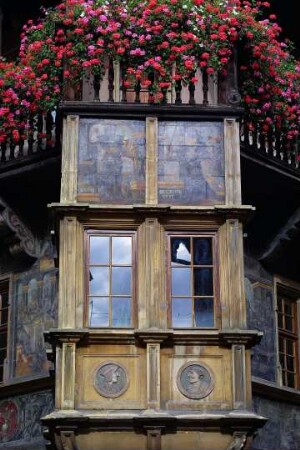 Frankreich. Alsace. Haut Rhin. Colmar. Altstadt. Maison Pfister. Kunstvoller Erker mit Blumenschmuck