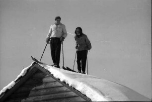 Feldberg: Fräulein Hohliesel, Lörrach und Niki mit Skiern; auf Schneedach