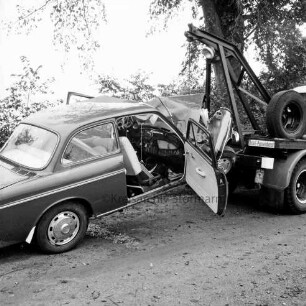 B 206: Mönkhagen-Langniendorf: Verkehrsunfall eines Reisebusses mit einem Pkw: verunglückter Pkw an Seil eines Abschleppwagens: rechts dahinter Baum