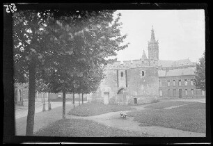 Cambrai (Dep. Nord, Frankreich): [Stadttor Porte de Paris], im Hintergrund der Kirchturm der [Cambrai-Kathedrale] (Distanzaufnahme)