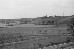 Felder und Dorf : Blick über Felder auf ein Dorf auf einer Anhöhe