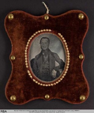 Portrait eines sitzenden jungen Mannes (mit aufgestütztem linken Arm)