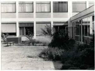 Hahn-Meitner-Institut (HMI), Berlin-Wannsee: Teilansicht mit Grünanlage